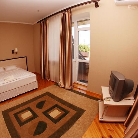 Uyut Hotel Tsjernihiv Buitenkant foto