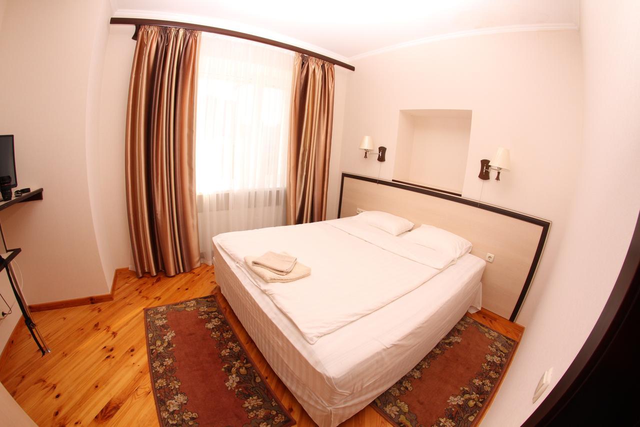 Uyut Hotel Tsjernihiv Buitenkant foto