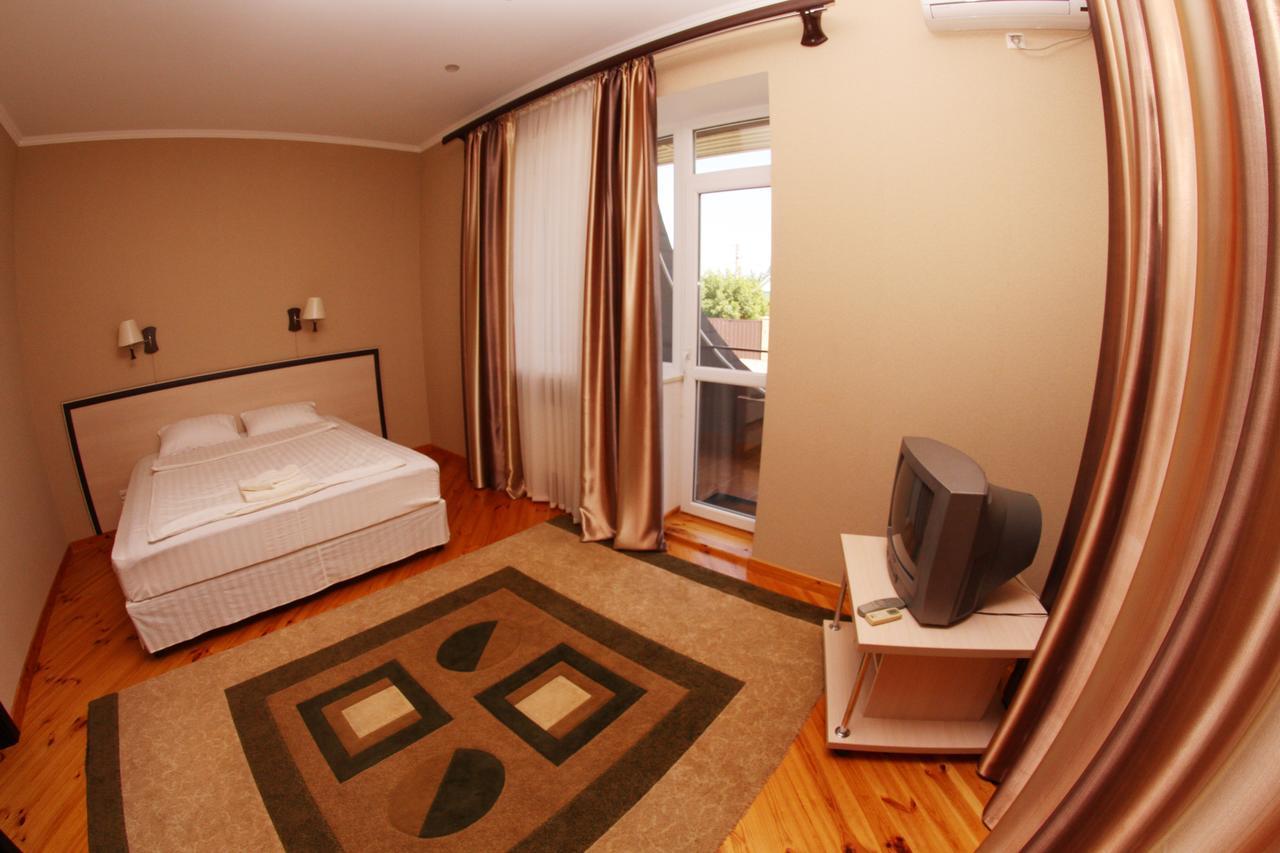 Uyut Hotel Tsjernihiv Buitenkant foto