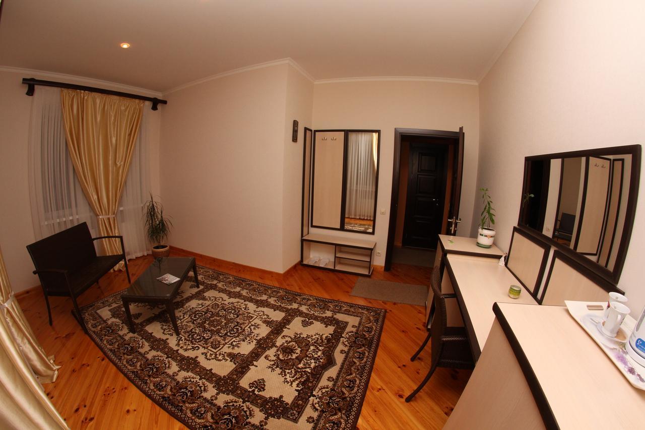 Uyut Hotel Tsjernihiv Buitenkant foto
