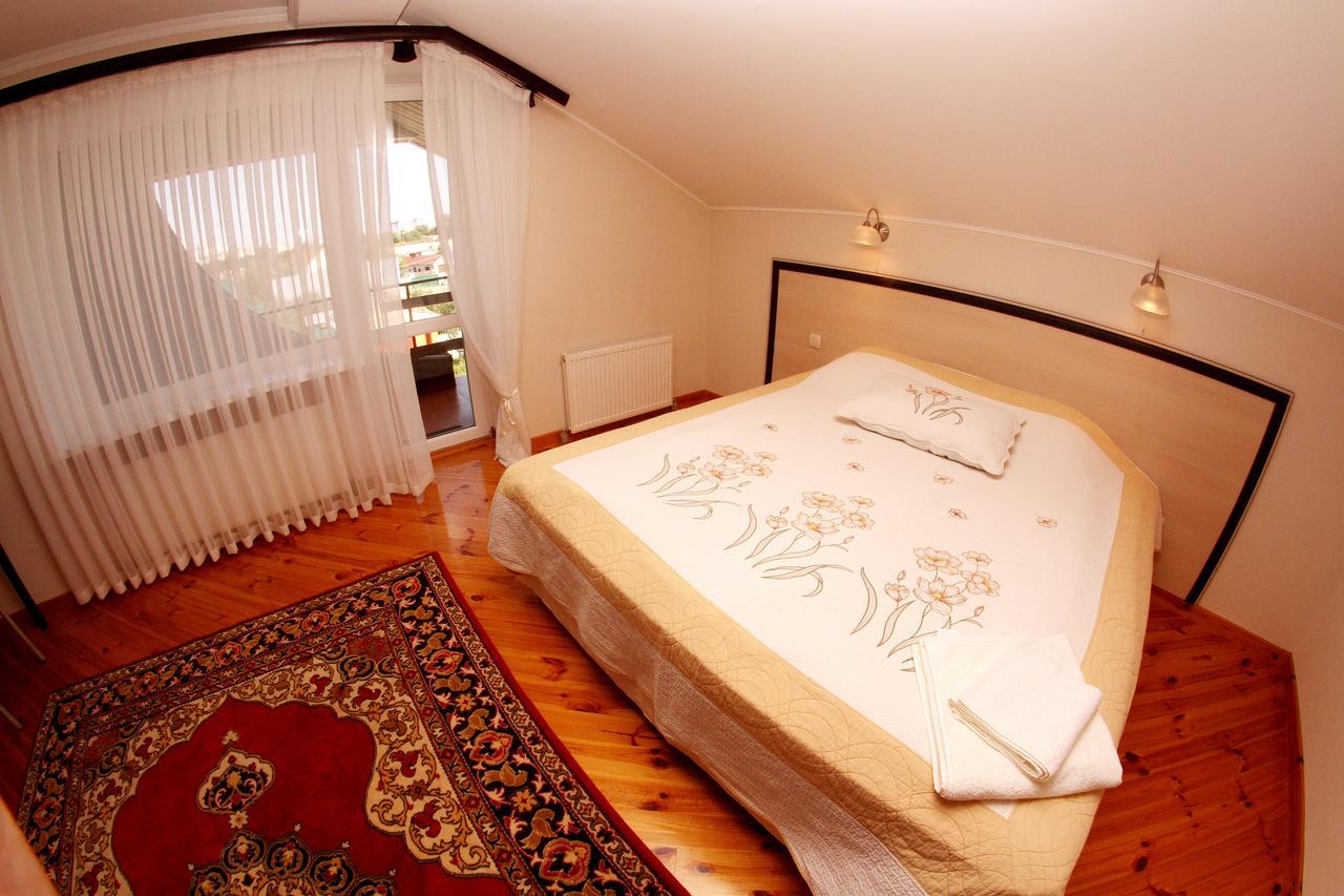 Uyut Hotel Tsjernihiv Buitenkant foto