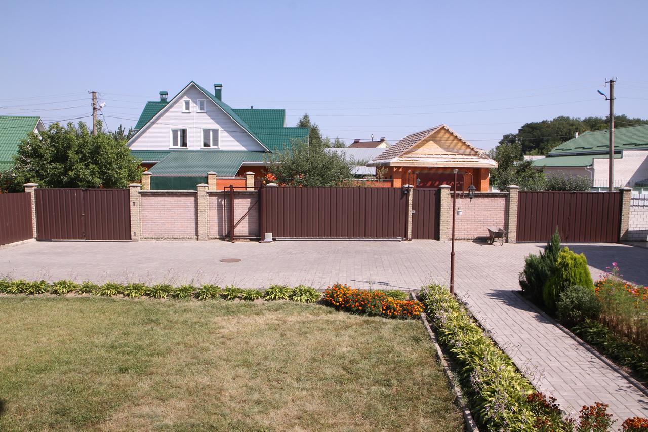 Uyut Hotel Tsjernihiv Buitenkant foto