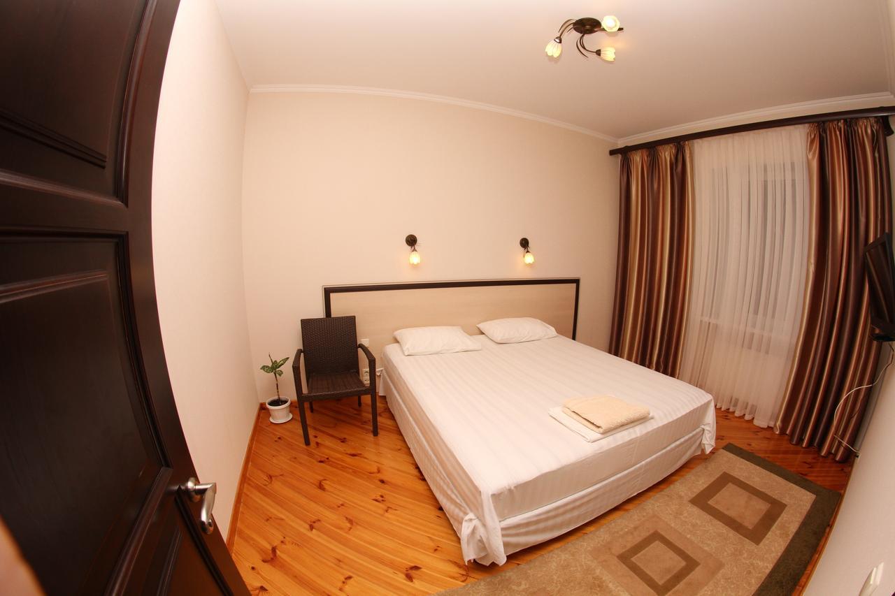 Uyut Hotel Tsjernihiv Buitenkant foto
