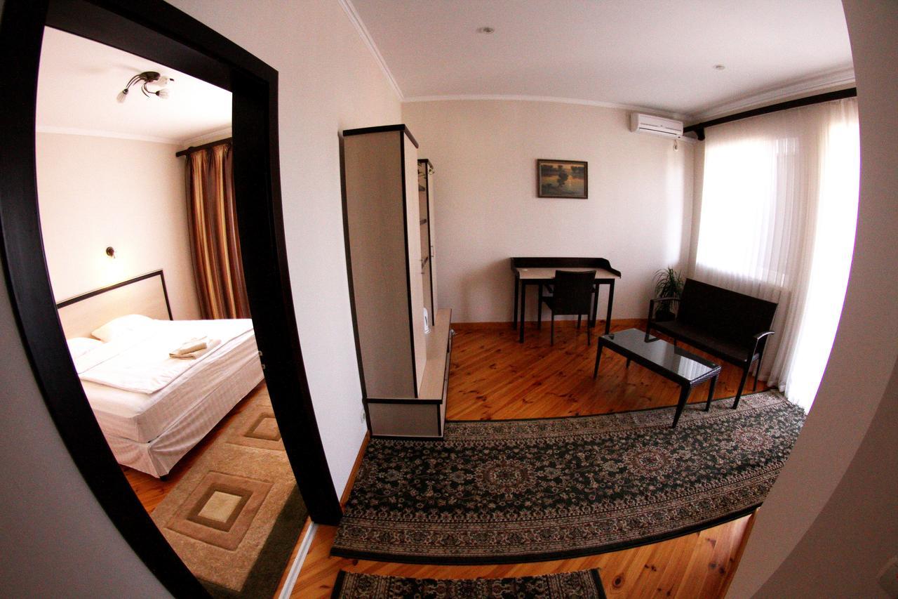Uyut Hotel Tsjernihiv Buitenkant foto