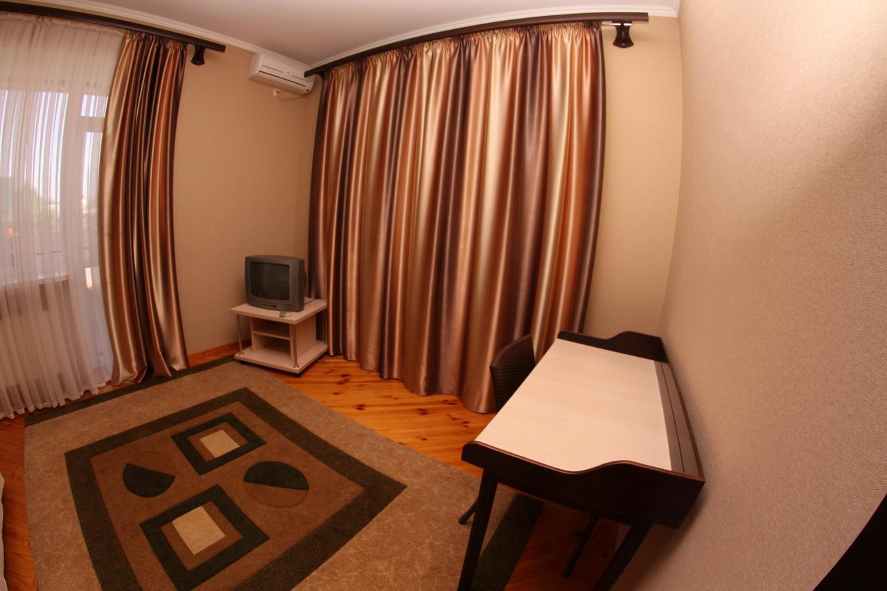Uyut Hotel Tsjernihiv Buitenkant foto
