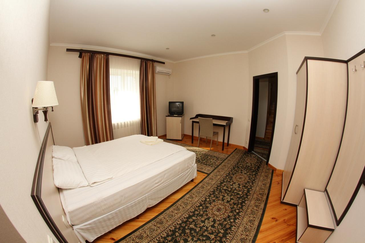 Uyut Hotel Tsjernihiv Buitenkant foto