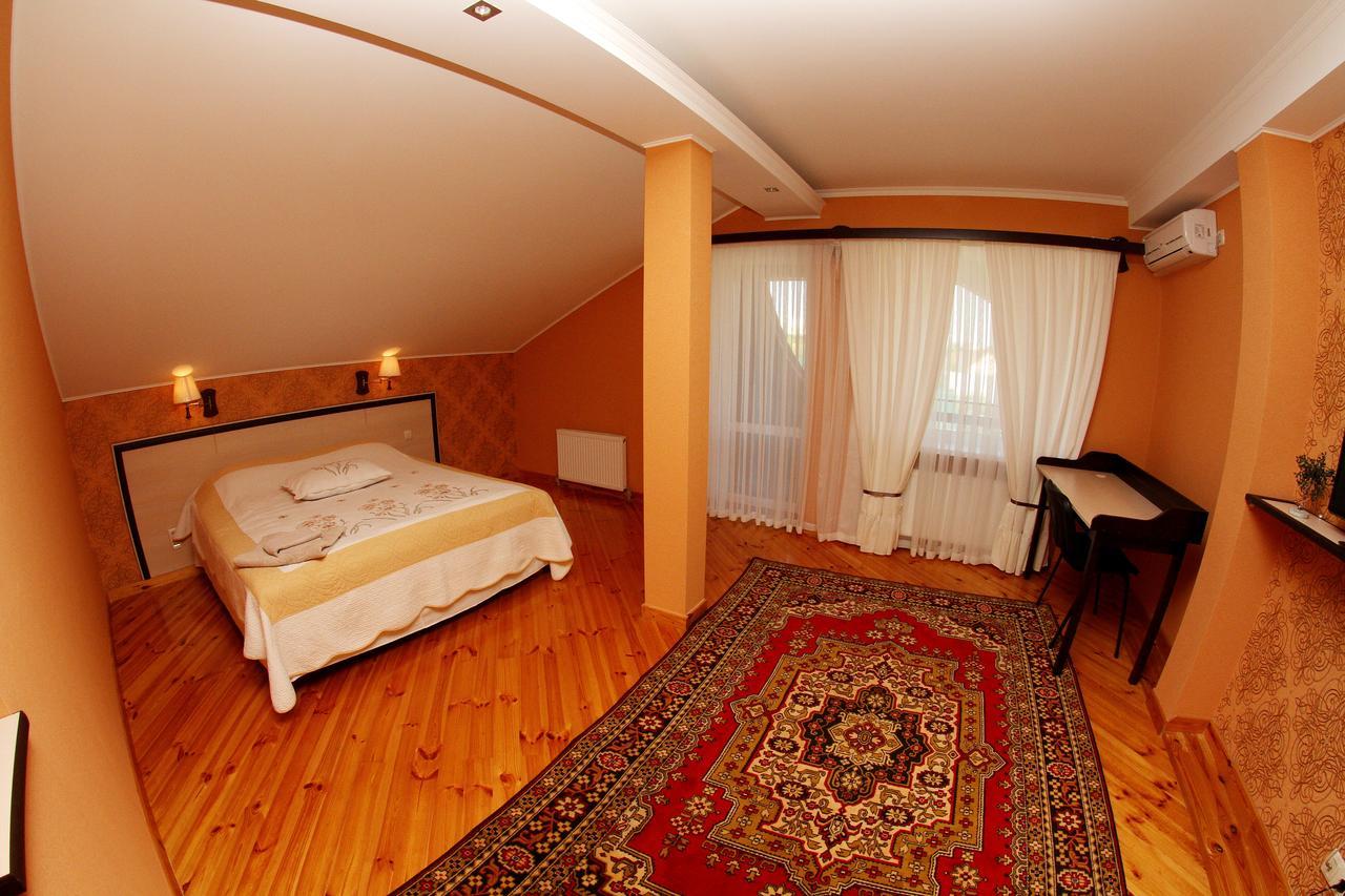 Uyut Hotel Tsjernihiv Buitenkant foto