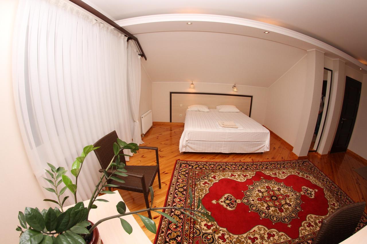 Uyut Hotel Tsjernihiv Buitenkant foto