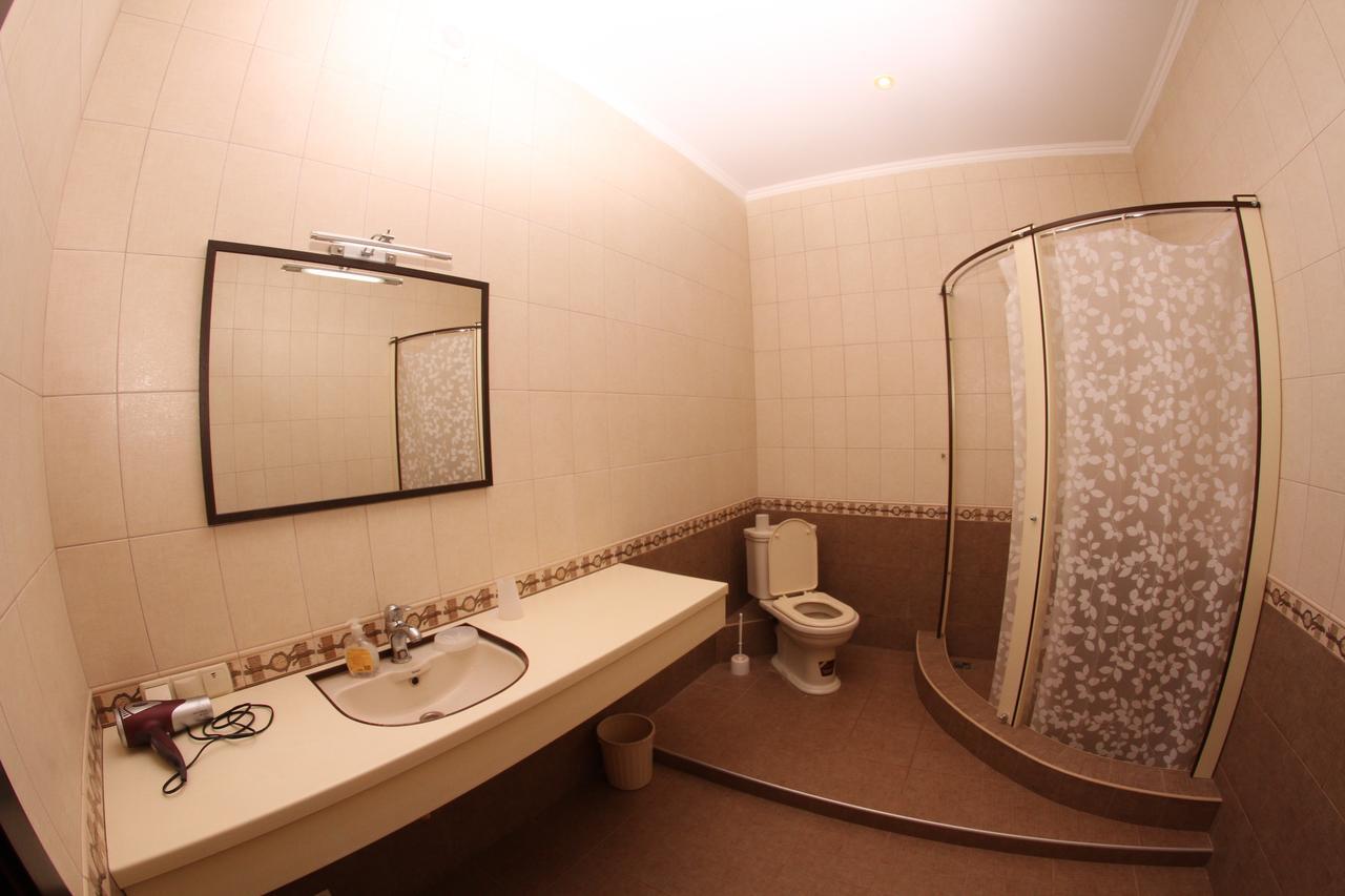 Uyut Hotel Tsjernihiv Buitenkant foto