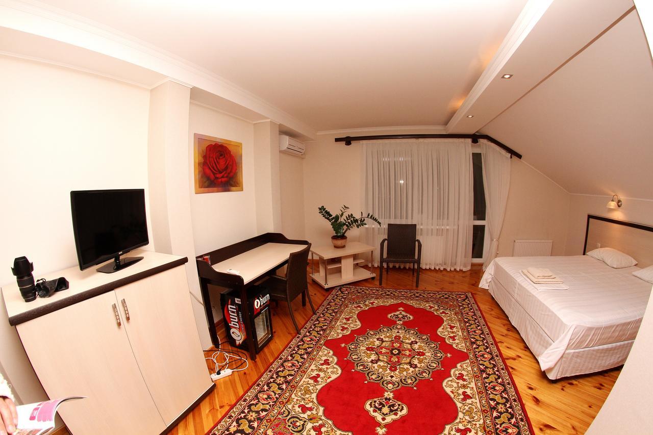 Uyut Hotel Tsjernihiv Buitenkant foto