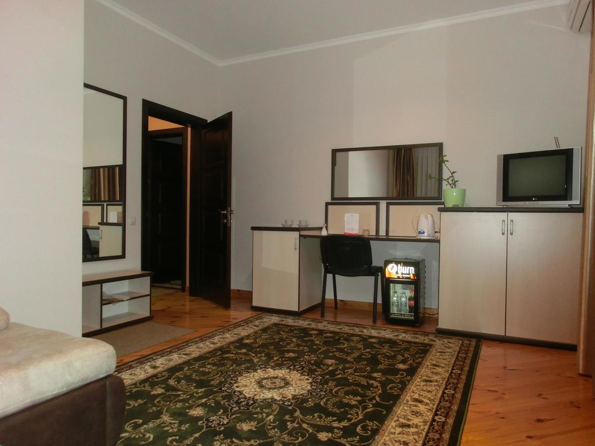 Uyut Hotel Tsjernihiv Buitenkant foto