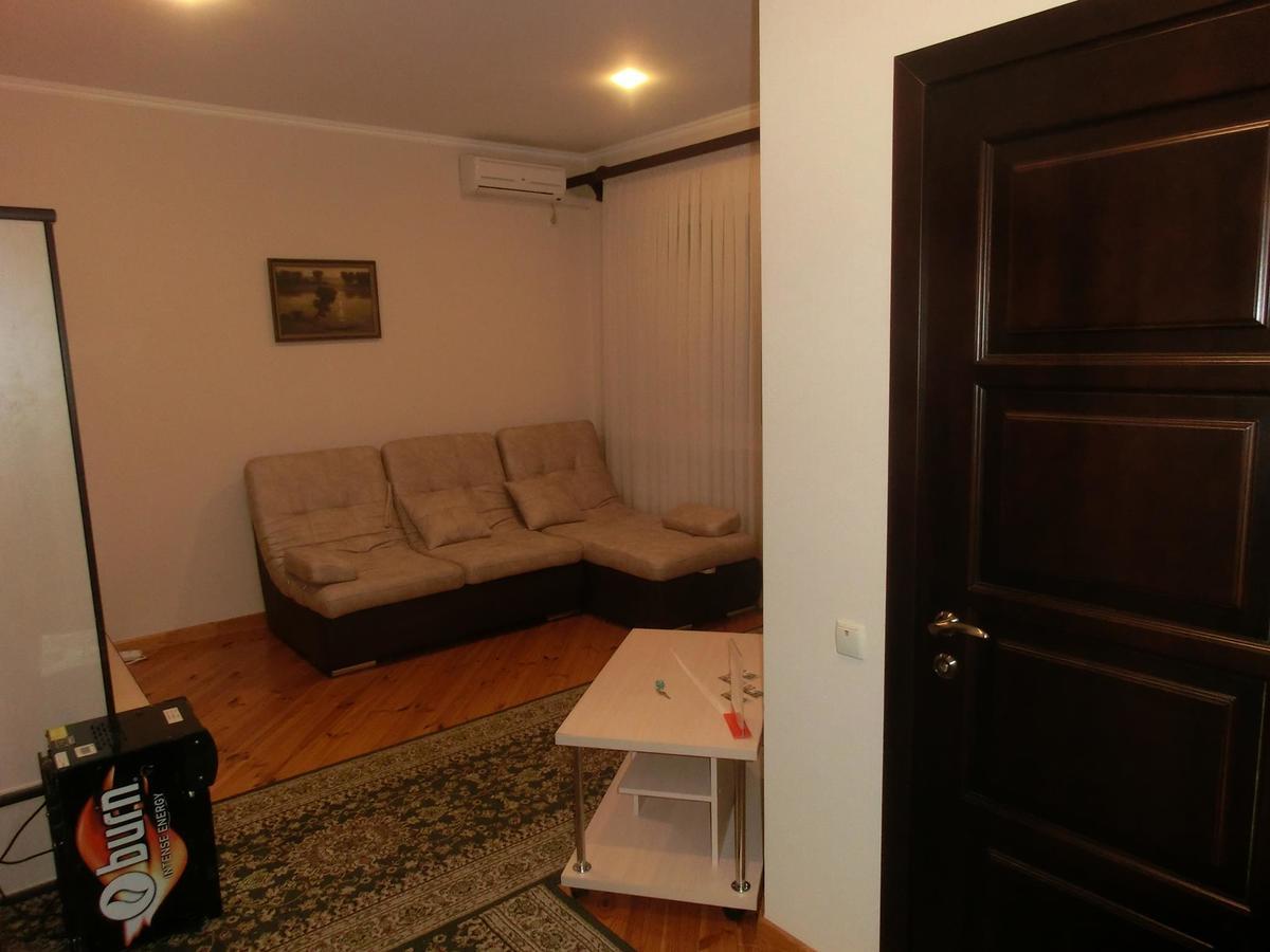 Uyut Hotel Tsjernihiv Buitenkant foto