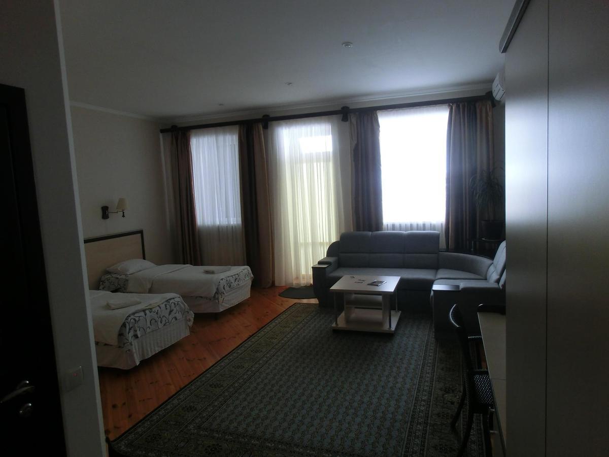 Uyut Hotel Tsjernihiv Buitenkant foto