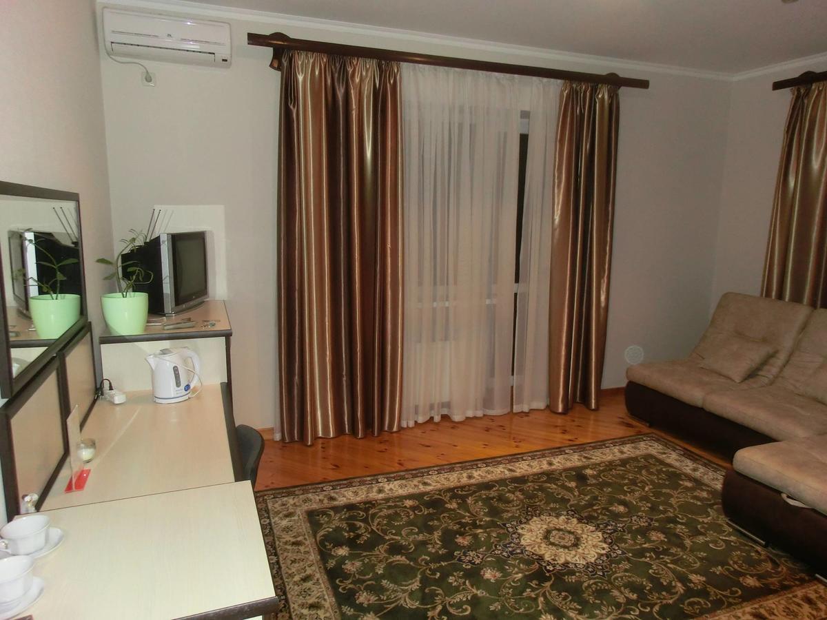 Uyut Hotel Tsjernihiv Buitenkant foto