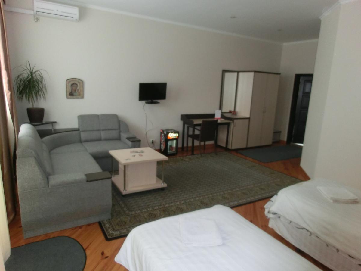 Uyut Hotel Tsjernihiv Buitenkant foto