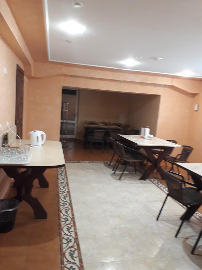 Uyut Hotel Tsjernihiv Buitenkant foto