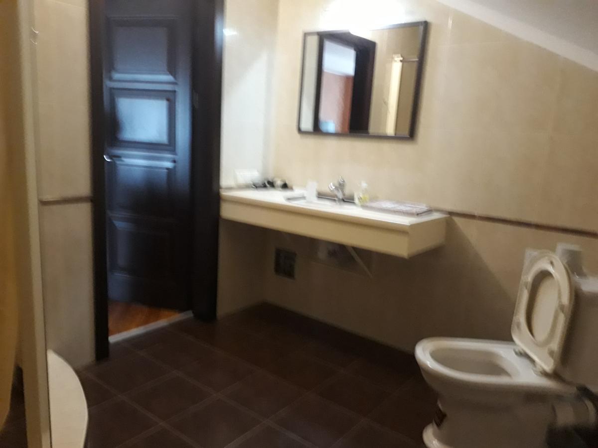 Uyut Hotel Tsjernihiv Buitenkant foto