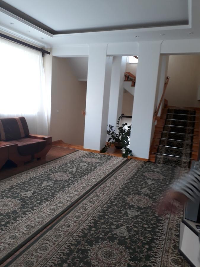 Uyut Hotel Tsjernihiv Buitenkant foto