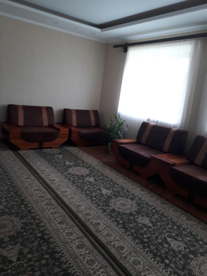 Uyut Hotel Tsjernihiv Buitenkant foto