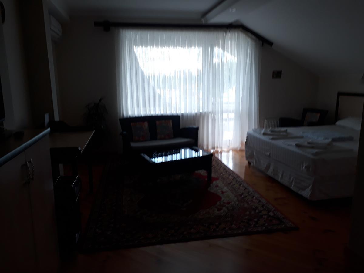 Uyut Hotel Tsjernihiv Buitenkant foto